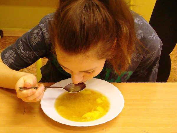 Česneková polévka a čokoládové sušenky