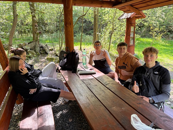 Pěší výlet k zatopeným lomům u Valkeřic