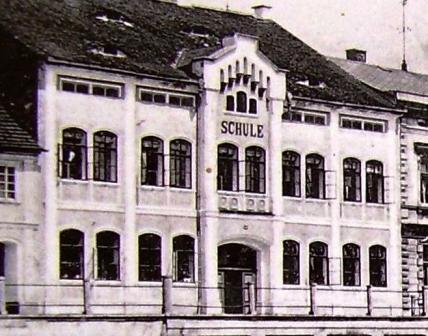 Historická fotografie budovy školy